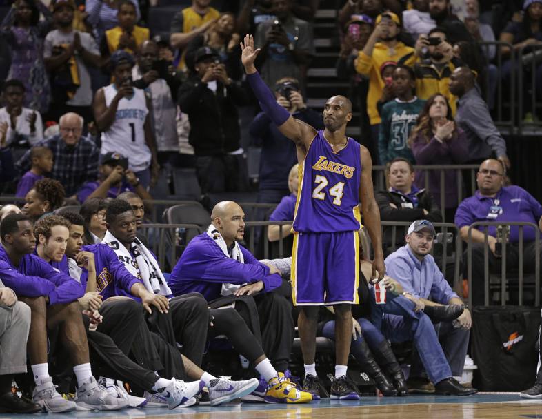 Kobe Bryant risponde all&#39;ovazione dei tifosi: la stella dei Lakers ha deciso, la sua carriera finisce quest&#39;anno. E&#39; stato il suo ultimo Natale in campo. Ap 